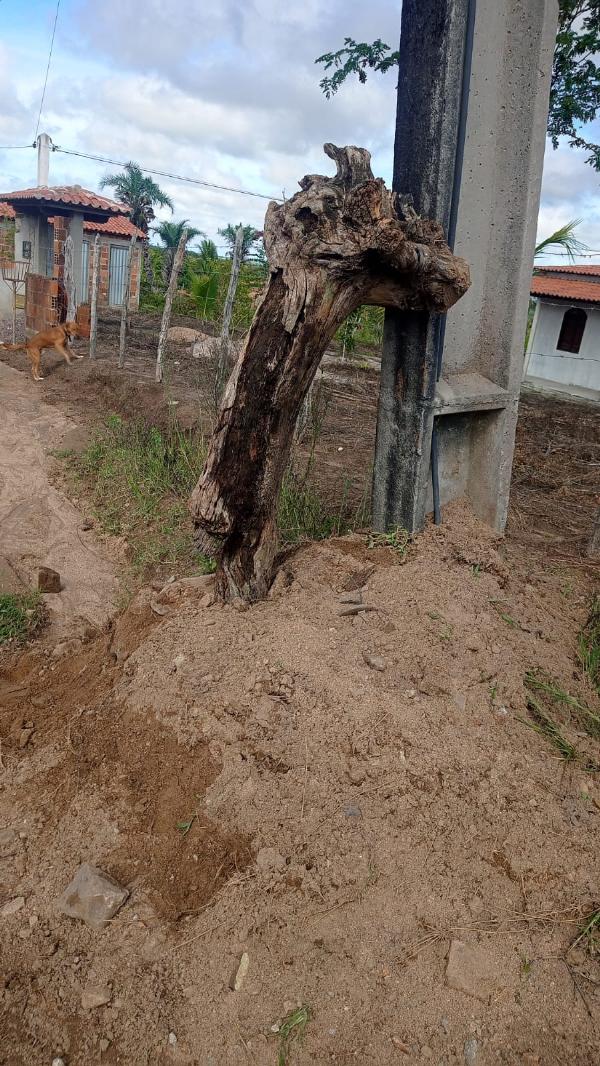 Moradores do Povoado de Subaé estão assustados com poste que pode cair a qualquer momento.