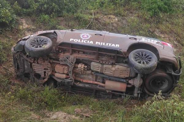 Viatura da Polícia Militar capota em rodovia 