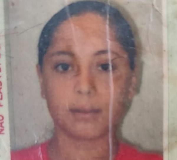 Mulher é assinada no bairro Jardim Cruzeiro em Feira De Santana 