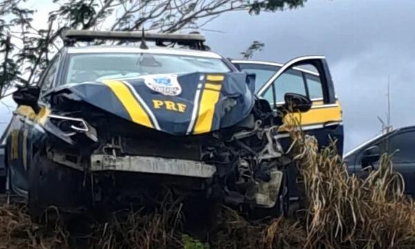 Viatura da PRF se envolve em acidente na BR 116 Norte entre Serrinha e Santa Barbara