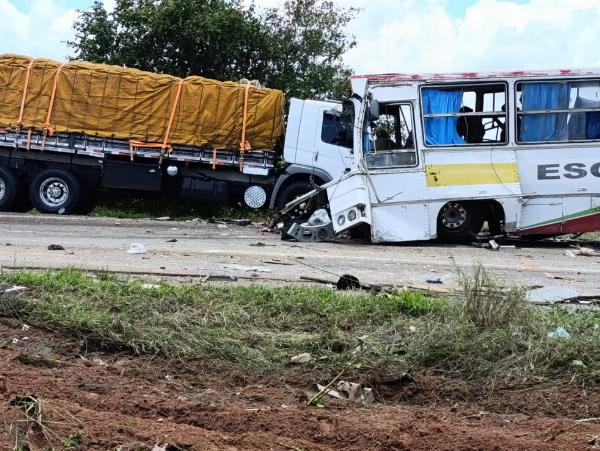 Colisão entre ônibus e carreta deixa três mortos e feridos na BR- 116,  em Tucano 