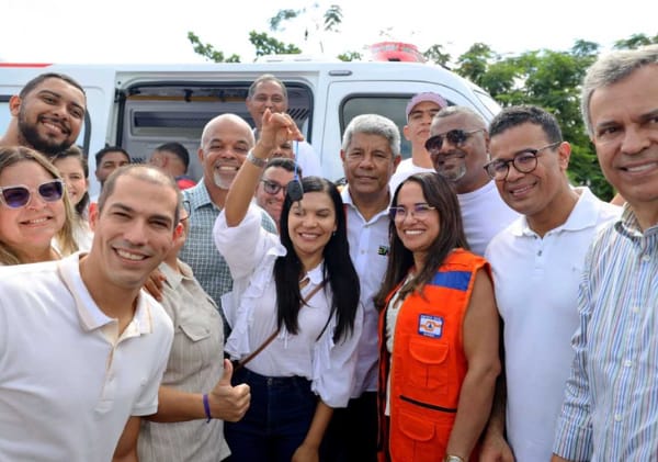 Governador atendeu chamando da prefeita de Araci