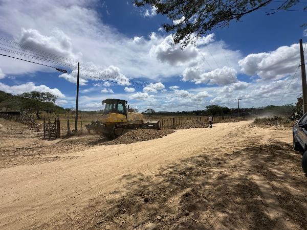 Prefeitura de Serrinha inicia pavimentação da estrada do bairro Vila de Fátima ao povoado do Murici entrando no