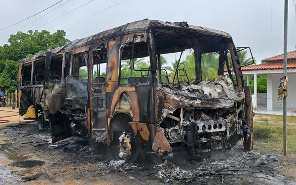 Ônibus escola do município de Barrocas fica destruído após incêndio 