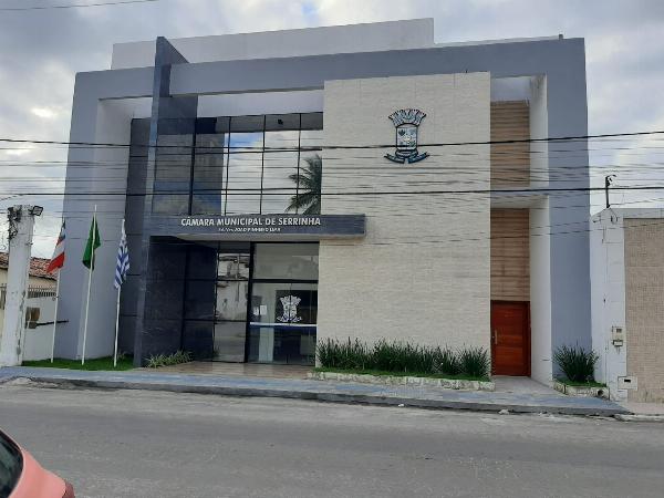  Câmera Municipal de Serrinha realiza sessão de encerramento do 1⁰ período Legislativo de 2026 com Moção de Apl