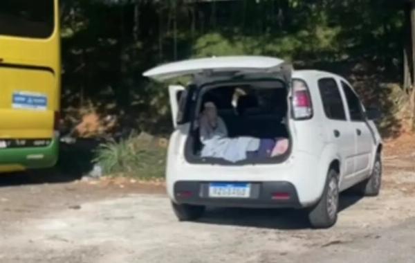 Vendedores de cestas básicas são assinados por dupla em motocicleta 