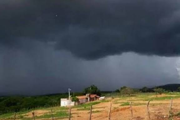 Cidades da Bahia são atingidas por temporal