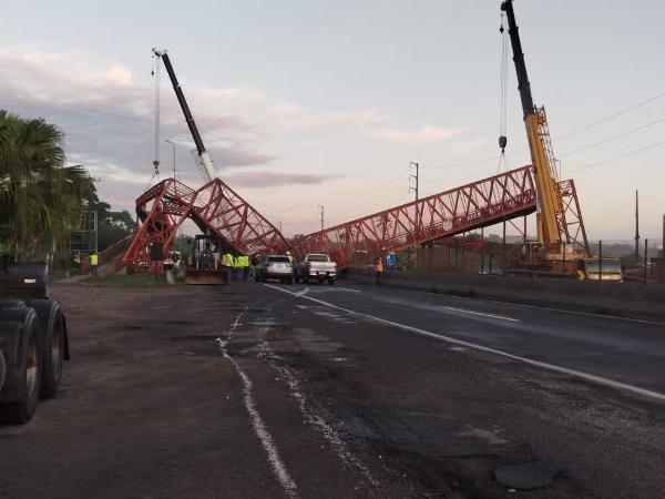 Passarela é derrubada e transito fica interrompido na BR-324, em Amélia Rodrigues